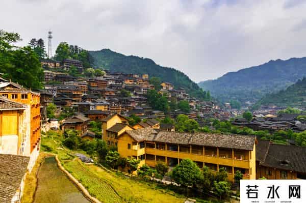 尬舞,乡村干部“魔性尬舞”促文旅，怎么看？