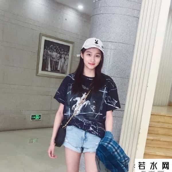 娃娃稀有私服,22岁关晓彤校园私服太露富，上万衣品不重样，默默成校园豪气女神