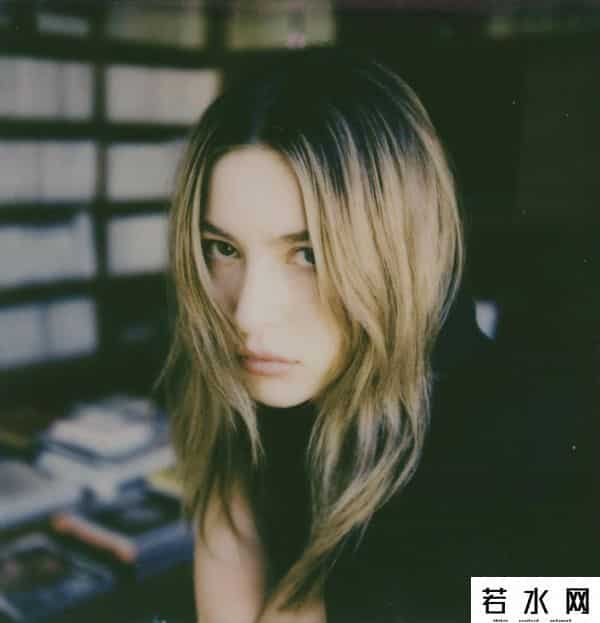 乔布斯遗产,乔布斯最宠爱美貌小女儿大婚在即!坐拥千亿遗产读名校当模特玩票