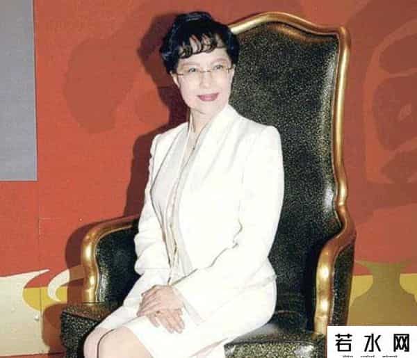 狄娜的女儿,狄娜：香港艳星，真人版007女间谍，为中国航天事业投入全部身家