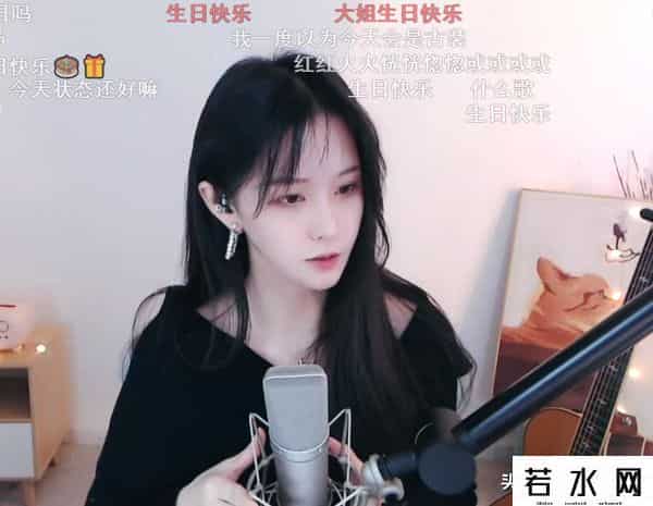 斗鱼阿冷,斗鱼阿冷过生日，直播间展示二胡才艺，粉丝：一年里也就两次机会