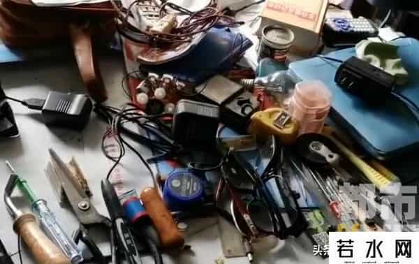 老人发明自动爬楼智能车