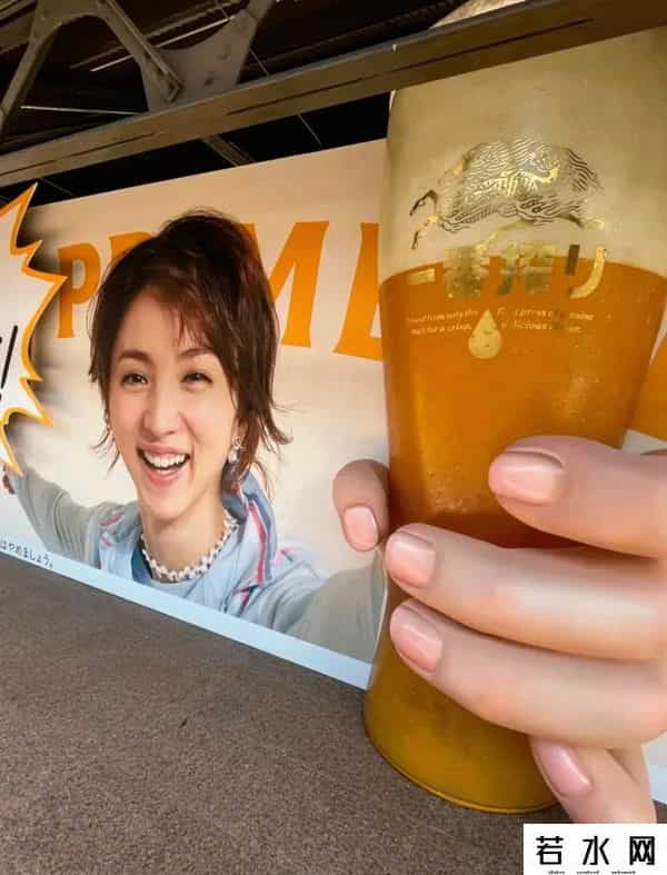 明星代言平面广告