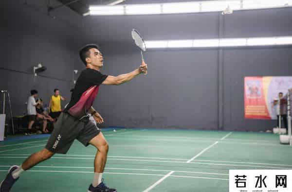 羽毛球场1小时160元仍订不到