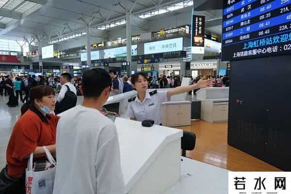 实探上海楼市-看房客多到站不下