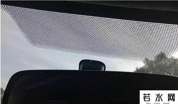 公交车玻璃边缘的黑点