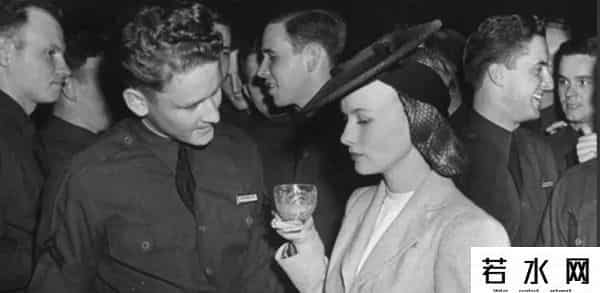 女生没有衣服是怎样的