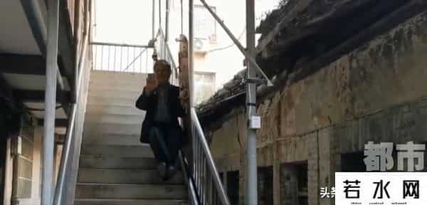 老人发明自动爬楼智能车