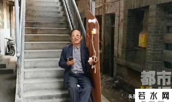 老人发明自动爬楼智能车