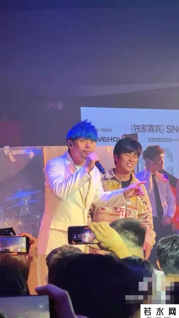 周杰伦遇摊贩放自己新歌