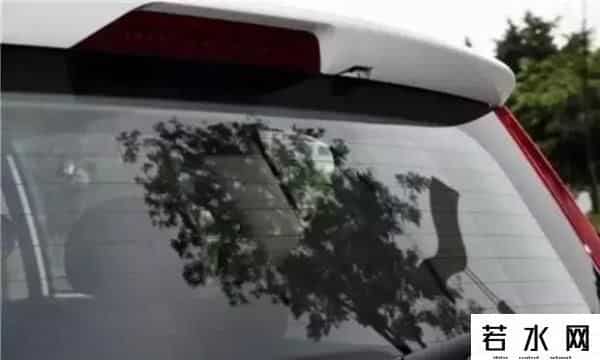 公交车玻璃边缘的黑点