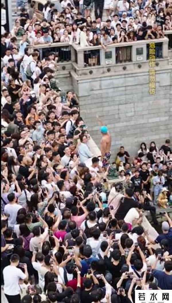 天津大爷已经没空跳水了
