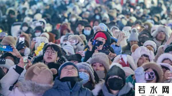 哈尔滨松花江上都铺地毯了