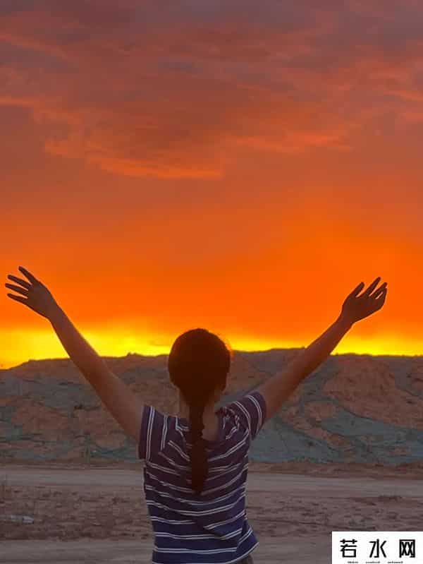 90后宝妈沙漠边缘送奶茶月入7000