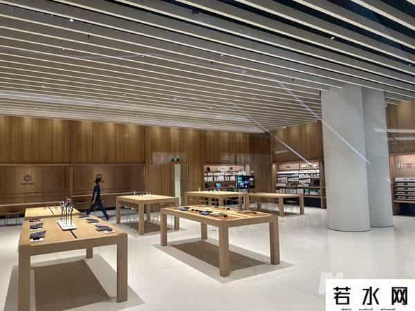 苹果店顾客冒雨排队