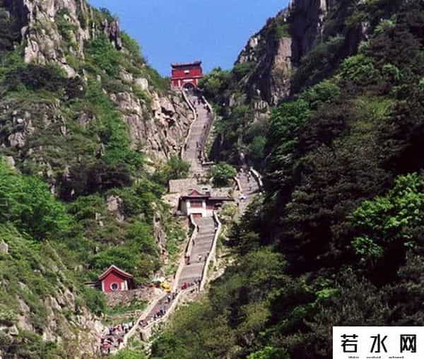 网友爬泰山自我洗脑马上到南天门