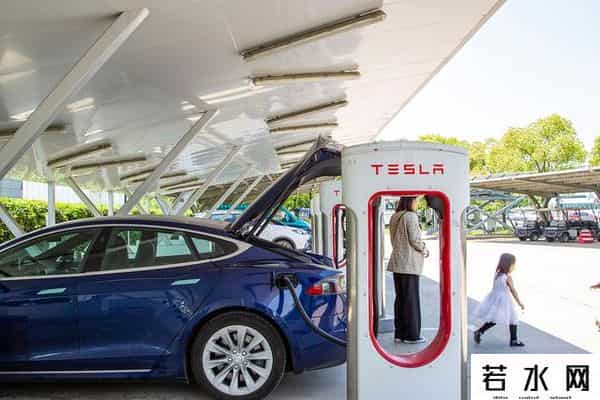 马斯克直播自动驾驶去扎克伯格家