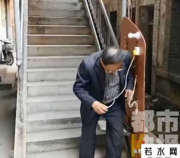 老人发明自动爬楼智能车
