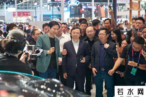 周鸿祎被车企大佬宠到眼花缭乱