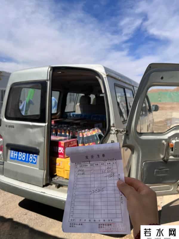 90后宝妈沙漠边缘送奶茶月入7000