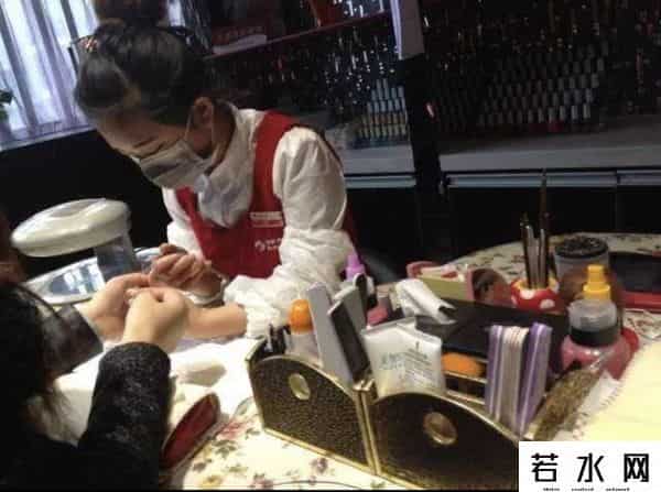 海底捞暴跌2000亿