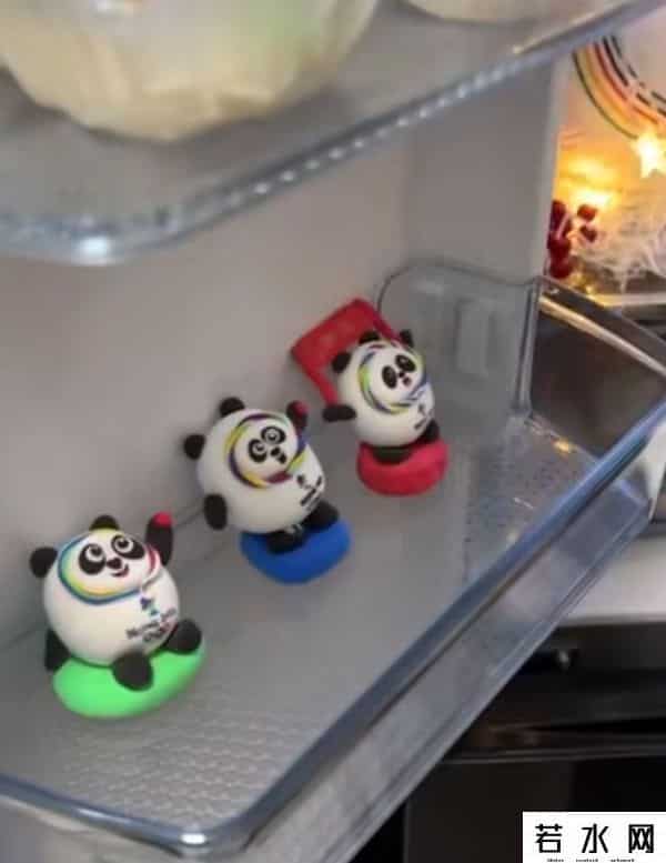 男子情人节送女友一冰箱冰墩墩