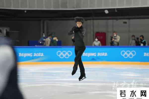 羽生结弦现身首体训练