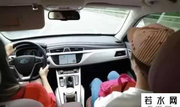 公交车玻璃边缘的黑点