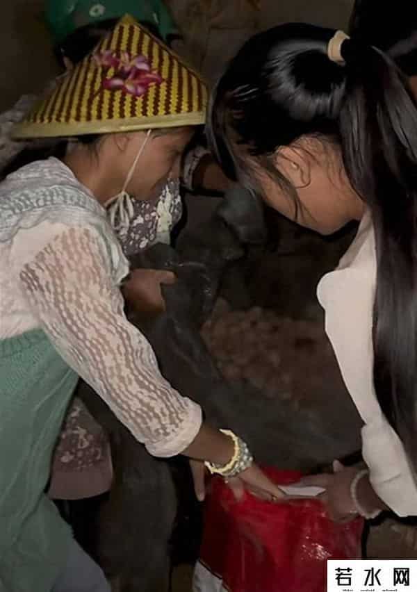 网红小英不能开着路虎卖惨