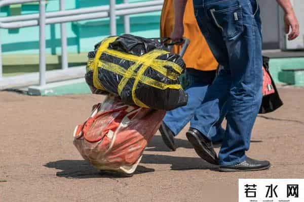 租房降级年轻人-住30元1天太空舱