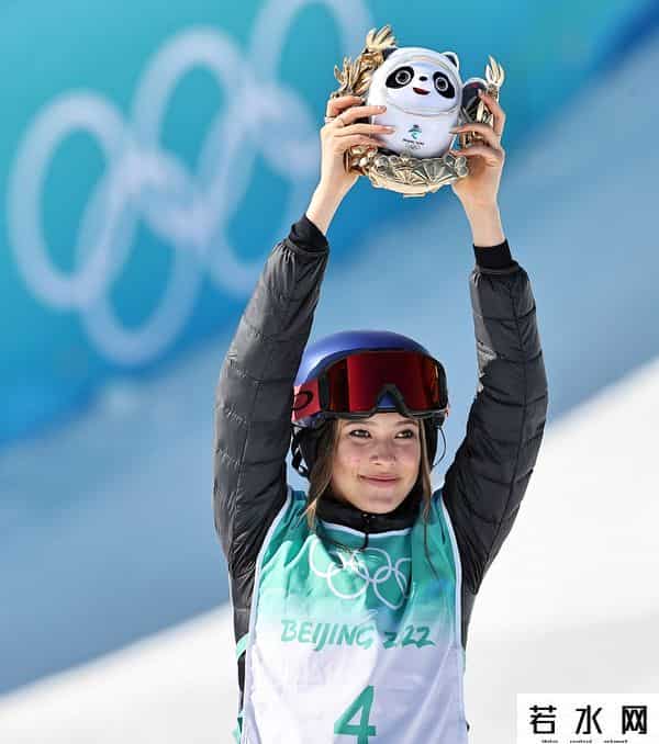 谷爱凌拥有三个金色冰墩墩