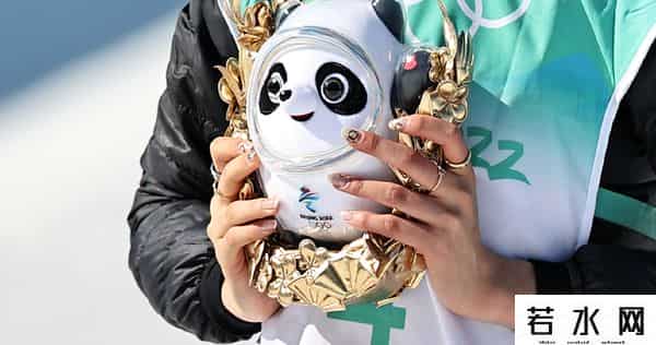 谷爱凌拥有三个金色冰墩墩