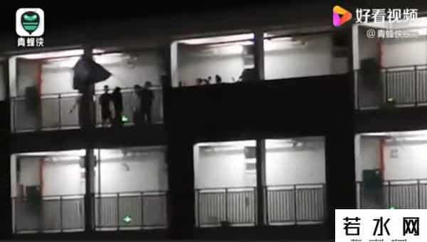 EDG夺冠男寝像过年