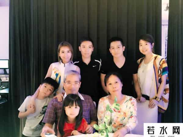 郎咸平六任妻子