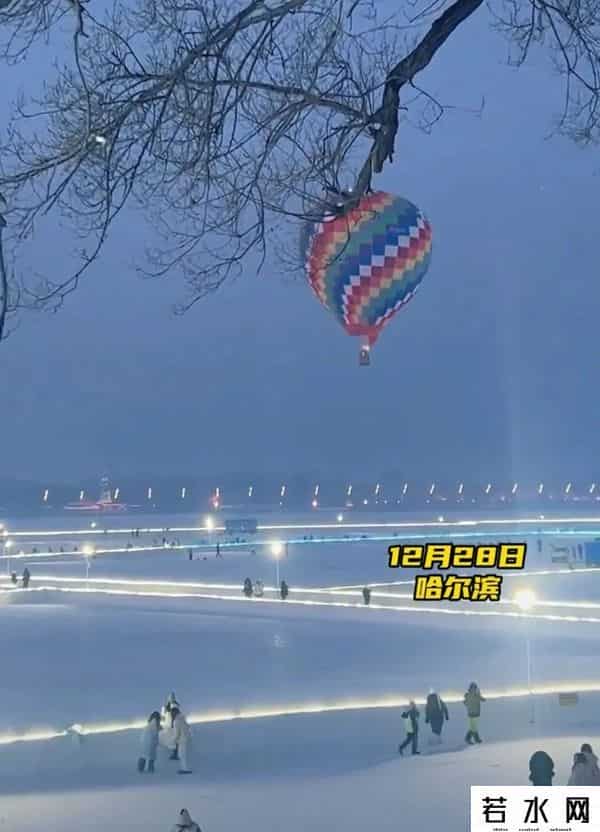 哈尔滨松花江上都铺地毯了