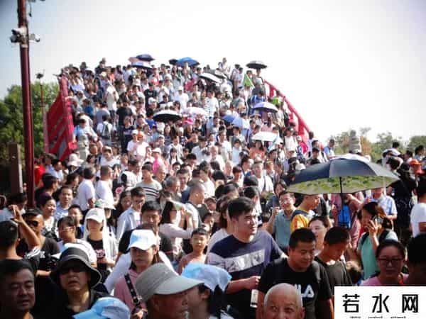 印度1800人竞聘10岗位挤断栏杆