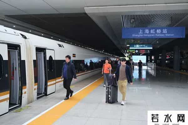 实探上海楼市-看房客多到站不下