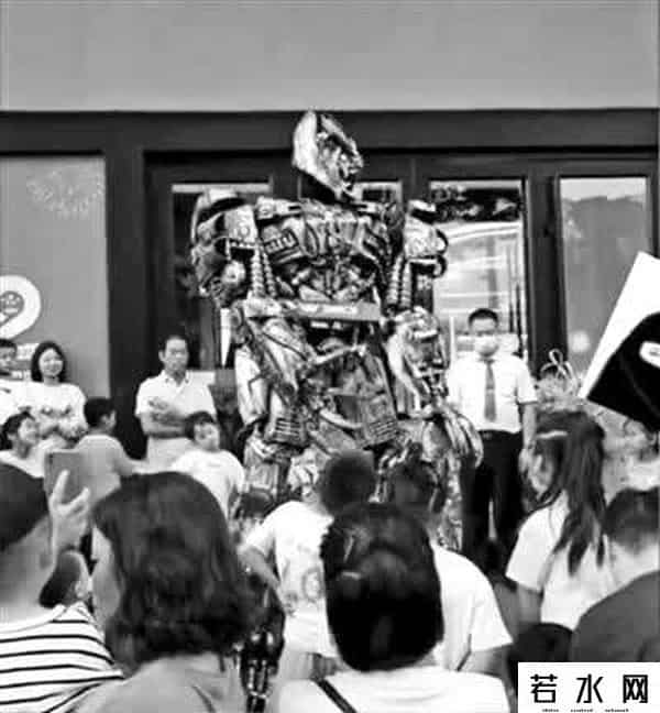 北京环球度假区回应威震天遭山寨