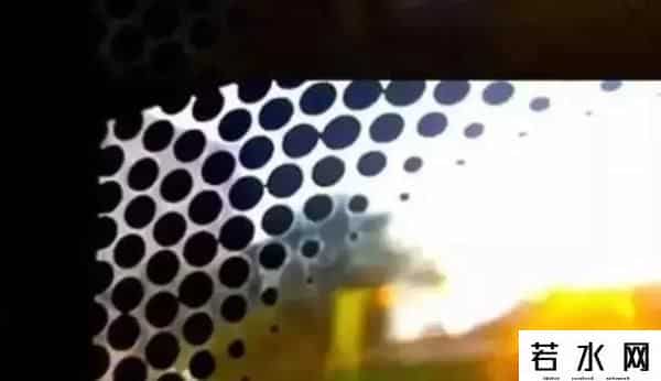 公交车玻璃边缘的黑点