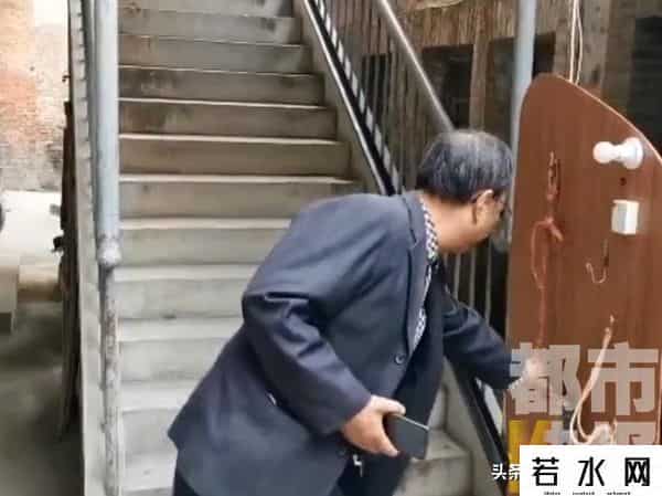 老人发明自动爬楼智能车