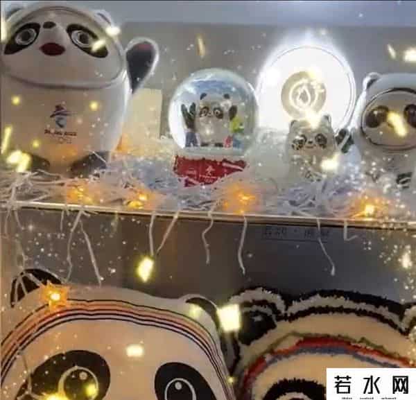 男子情人节送女友一冰箱冰墩墩