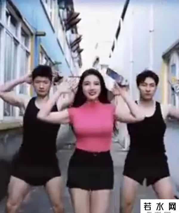 网友花8万拍下椰树直播间蹦迪票