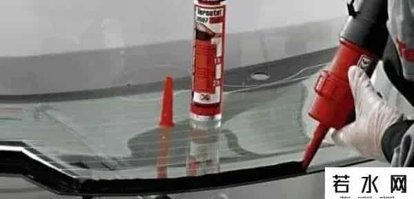 公交车玻璃边缘的黑点