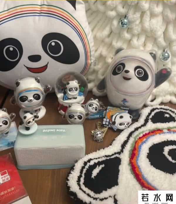 男子情人节送女友一冰箱冰墩墩