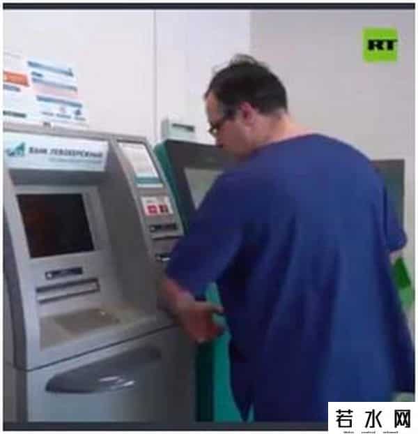 俄男子手中植入5枚芯片可徒手刷门禁