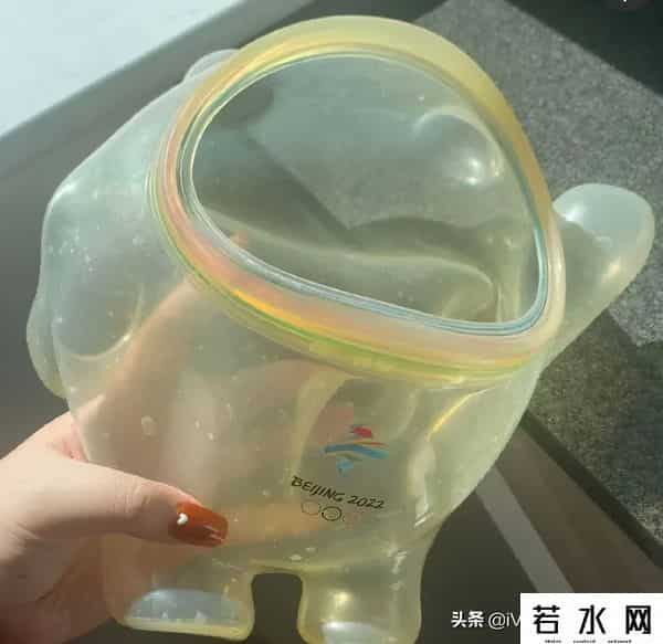 冰墩墩被晒成了糊墩墩