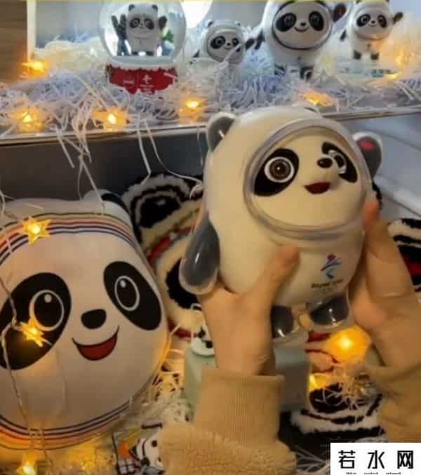 男子情人节送女友一冰箱冰墩墩