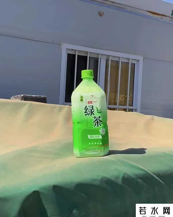 90后宝妈沙漠边缘送奶茶月入7000