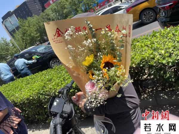 大学生在高考考点卖花反亏千元