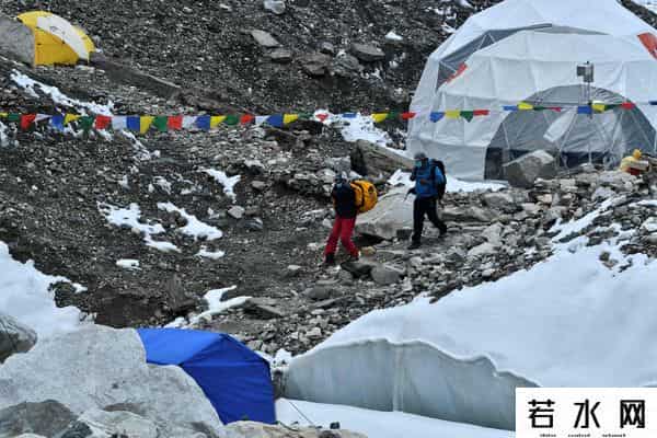 珠峰成尼泊尔摇钱树